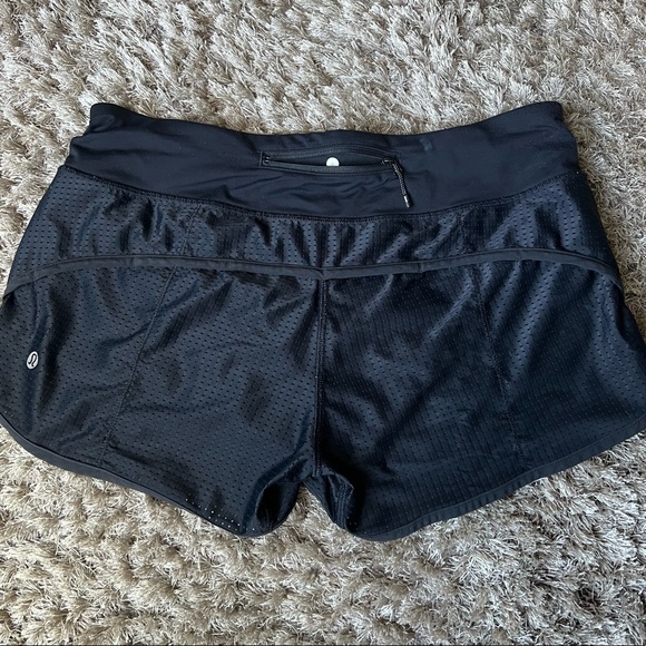 GUC lululemon run shorts sz 6 - Picture 2 of 3